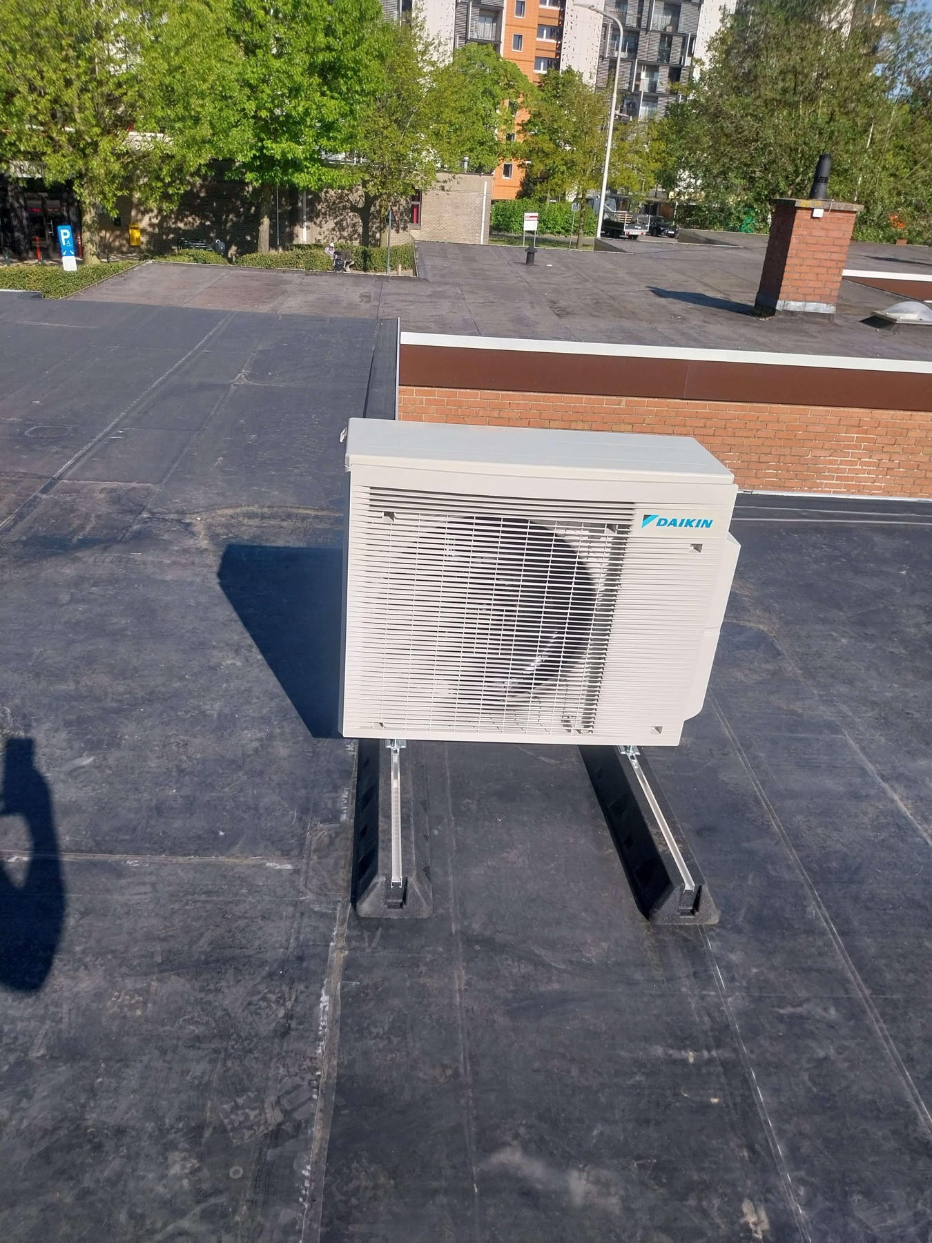 Daikin-buitenunit op het platte dak